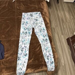 Woman’s size 6 Lululemon  Abstract Leggings in White, Blue & Gray